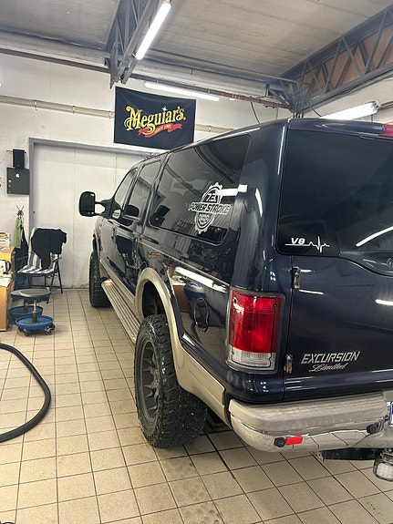 Ford Excursion 7 of 15