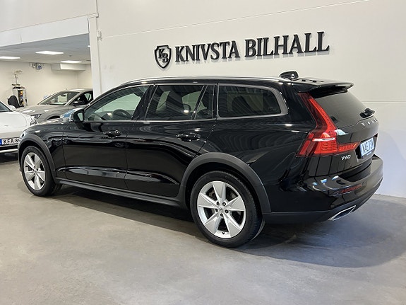 Volvo V60 Cross Country 2 of 5