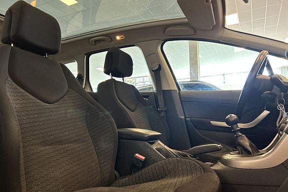 Peugeot 308 SW 13 of 21