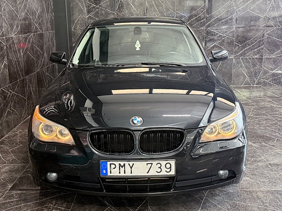 BMW 523i 3 of 5