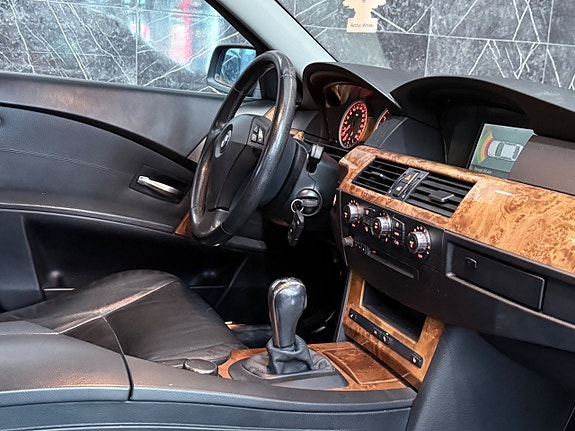 BMW 523i 11 of 13