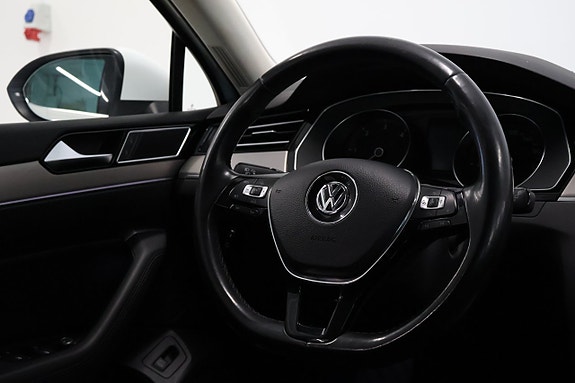 Volkswagen Passat 16 of 30