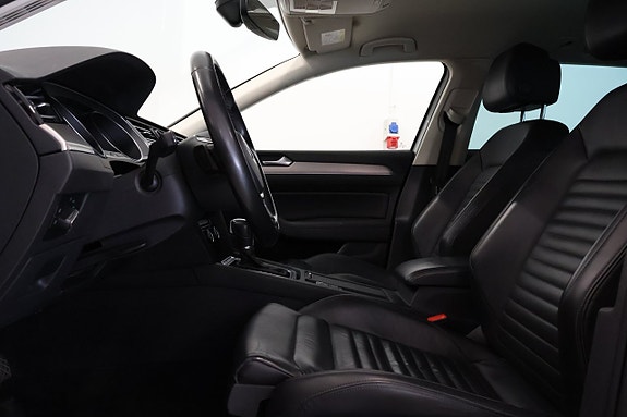 Volkswagen Passat 10 of 30