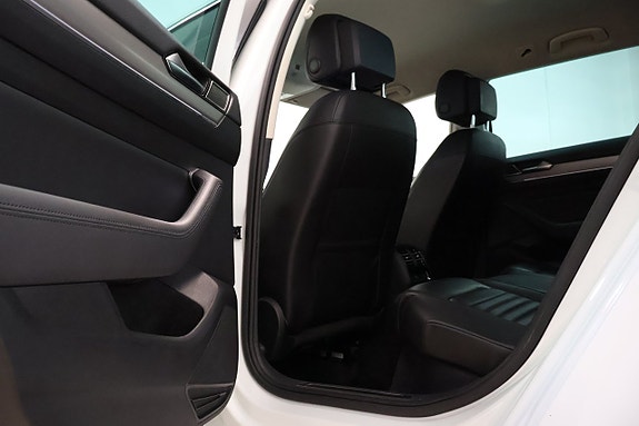 Volkswagen Passat 26 of 30