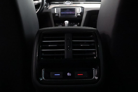 Volkswagen Passat 28 of 30
