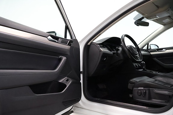 Volkswagen Passat 9 of 30