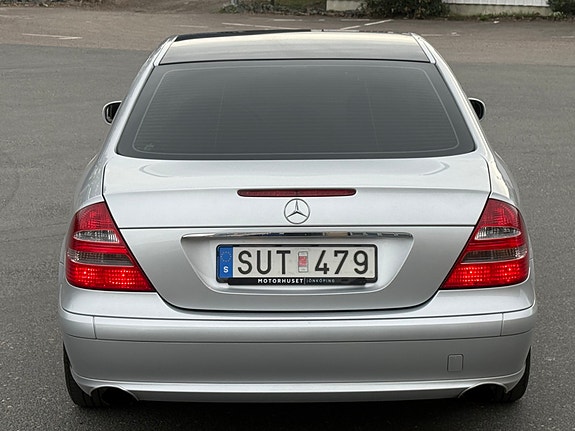 Mercedes-Benz E200 4 of 5