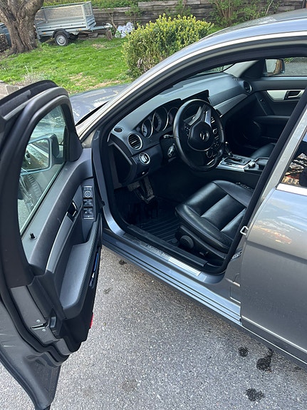 Mercedes-Benz C300 4 of 5
