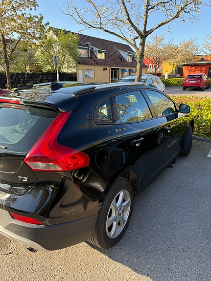 Volvo V40 Cross Country 2 of 6