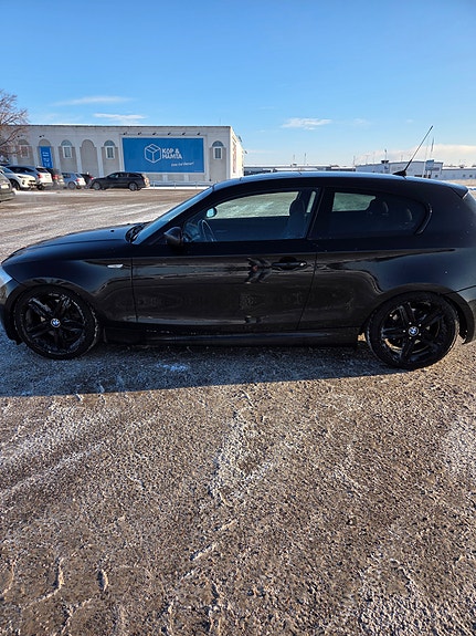 BMW 130i 3 of 5