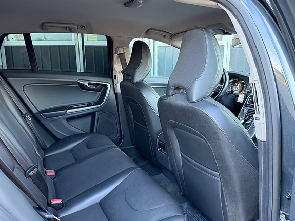 Volvo V60 Cross Country 11 of 14