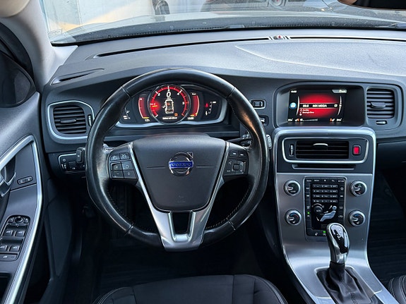 Volvo V60 Cross Country 9 of 14