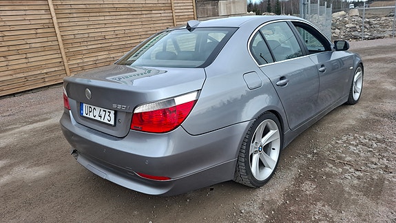 BMW 530i 4 of 5