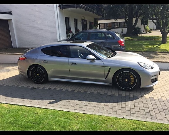 Porsche Panamera S 4 of 5