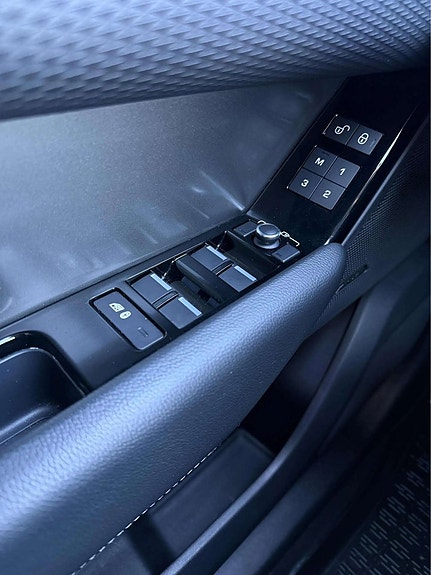 Land Rover Range Rover Velar 18 of 22