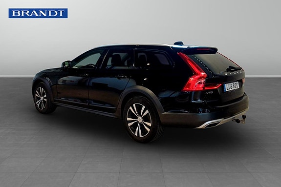 Volvo V90 Cross Country 2 of 5
