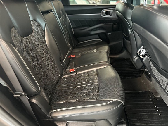 Kia Sorento 12 of 30