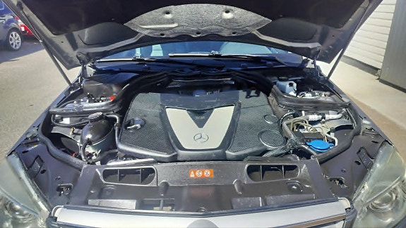 Mercedes-Benz C320 9 of 13