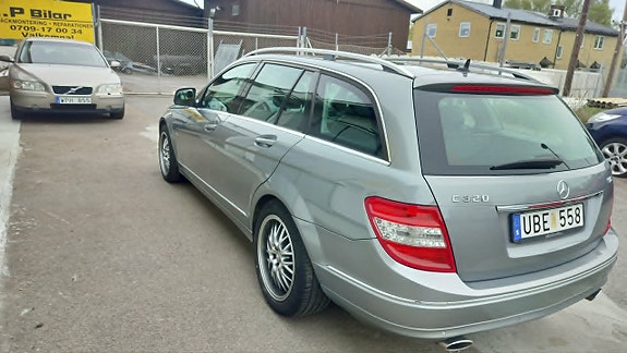 Mercedes-Benz C320 5 of 13