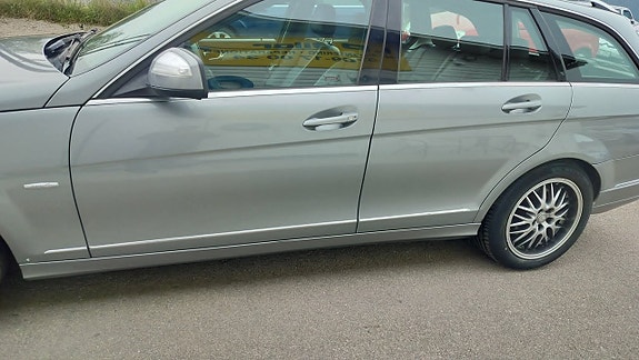Mercedes-Benz C320 6 of 13