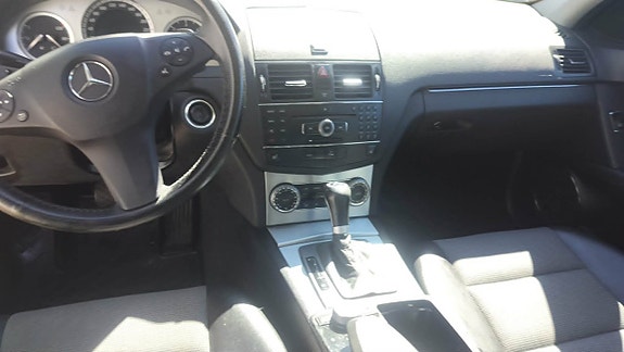 Mercedes-Benz C320 11 of 13