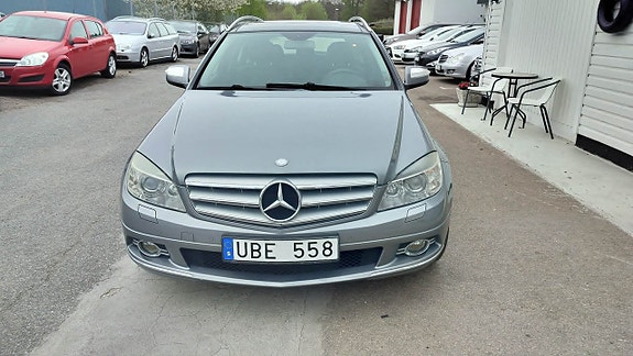 Mercedes-Benz C320 8 of 13
