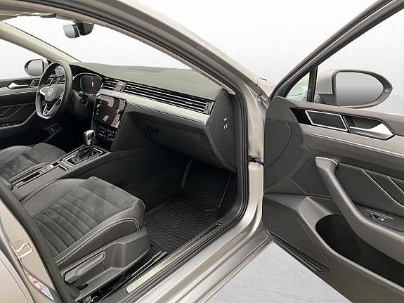 Volkswagen Passat 23 of 30
