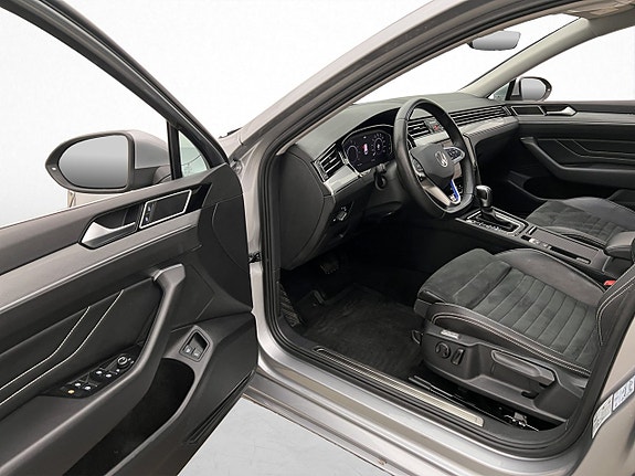 Volkswagen Passat 11 of 30