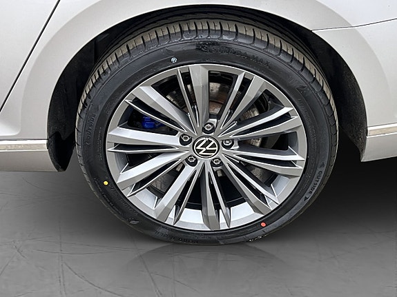 Volkswagen Passat 30 of 30