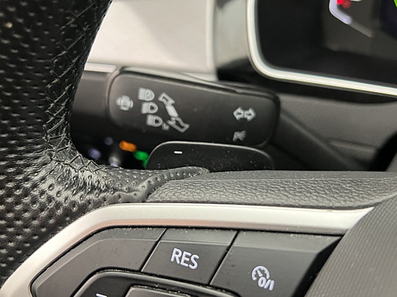 Volkswagen Passat 13 of 30