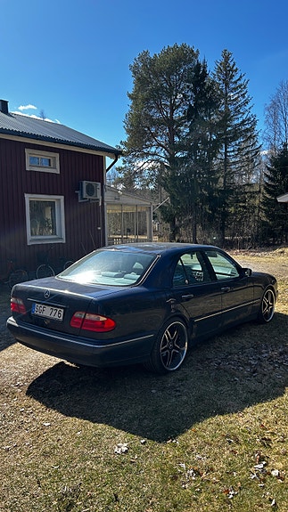 Mercedes-Benz E200 3 of 4