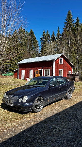 Mercedes-Benz E200 4 of 4