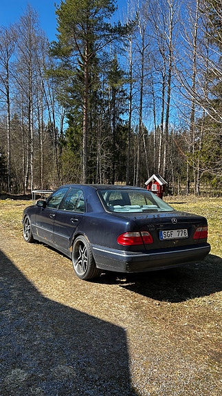 Mercedes-Benz E200 2 of 4
