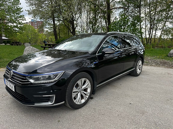 Volkswagen Passat 2 of 5