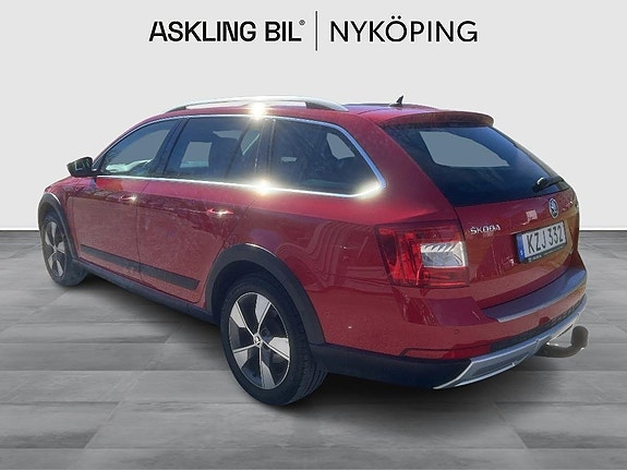 Skoda Octavia Scout 2 of 5