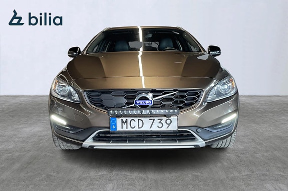 Volvo V60 Cross Country 2 of 5