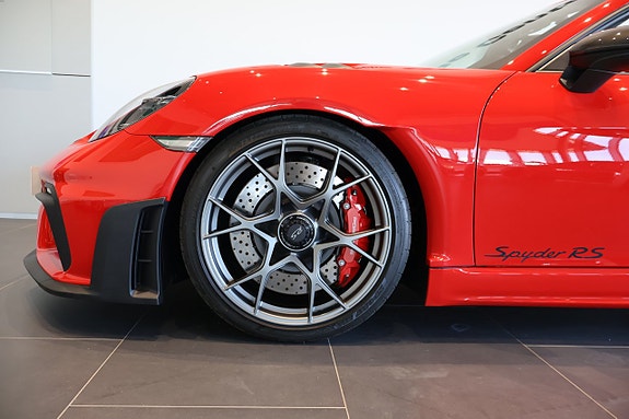 Porsche 718 Spyder RS 4 of 5