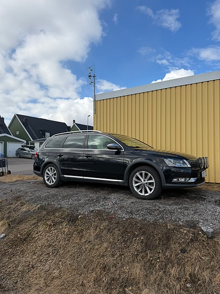 Volkswagen Passat Alltrack 2 of 5