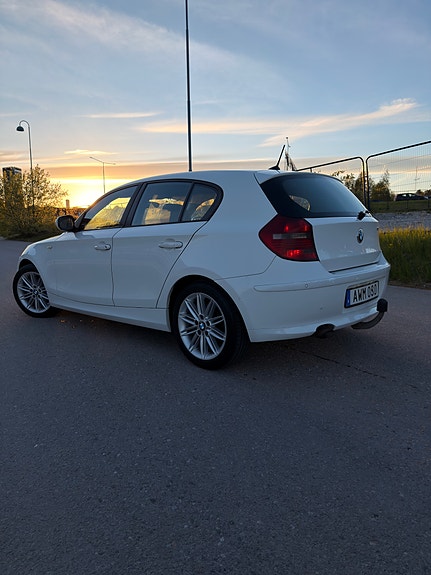 BMW 118d 3 of 5