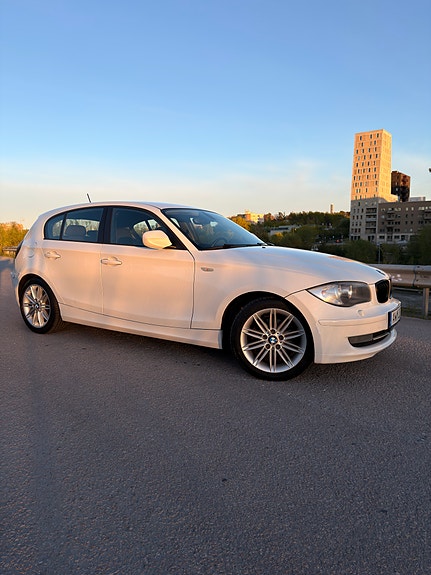 BMW 118d 2 of 5