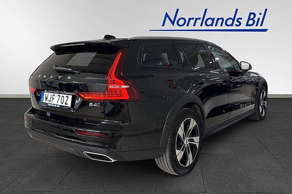 Volvo V60 Cross Country 3 of 5