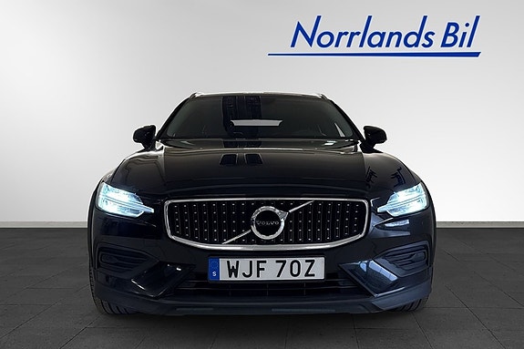 Volvo V60 Cross Country 2 of 5