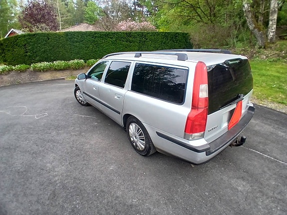 Volvo V70 4 of 5