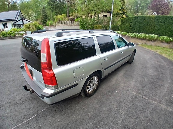 Volvo V70 3 of 5