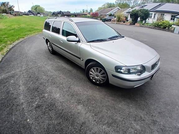 Volvo V70 2 of 5