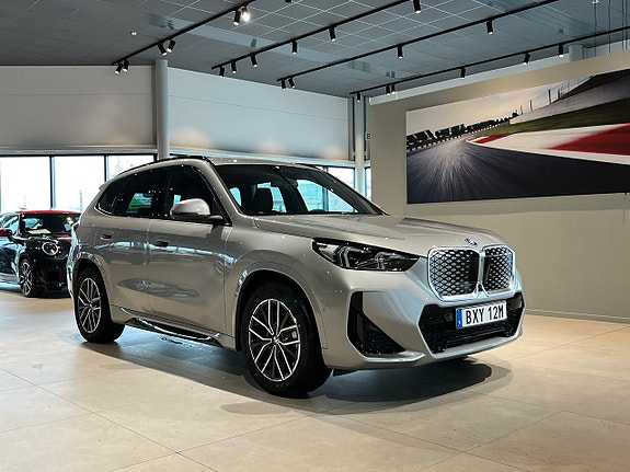 BMW iX1 3 of 5