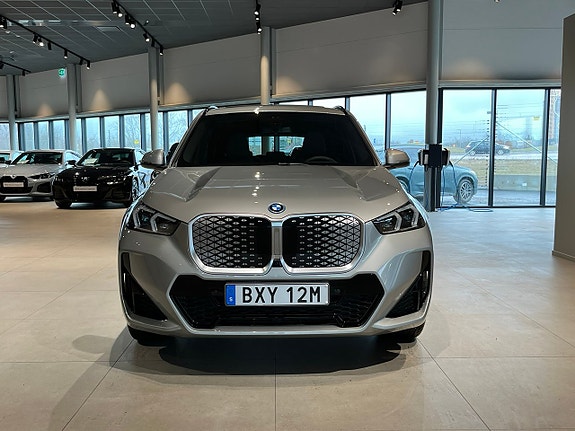 BMW iX1 2 of 5