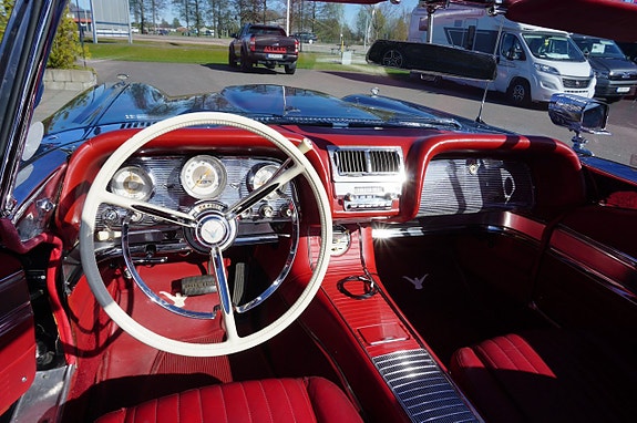Ford Thunderbird 19 of 26