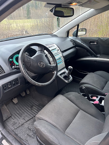 Toyota Corolla Verso 4 of 5