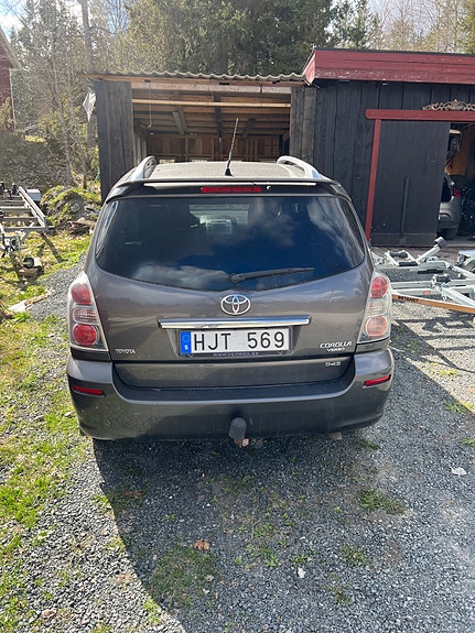 Toyota Corolla Verso 3 of 5